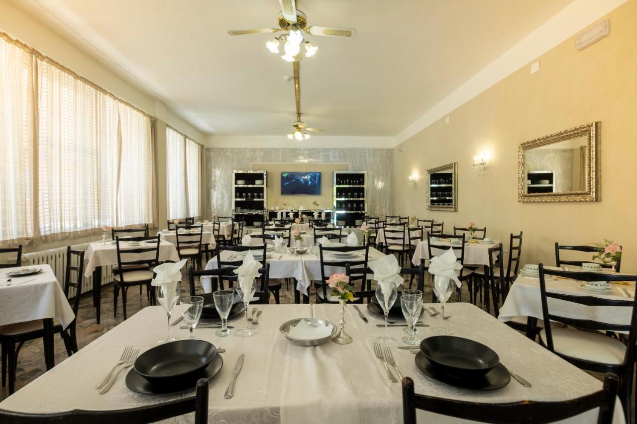 Hotel Giumer Rimini Eksteriør bilde