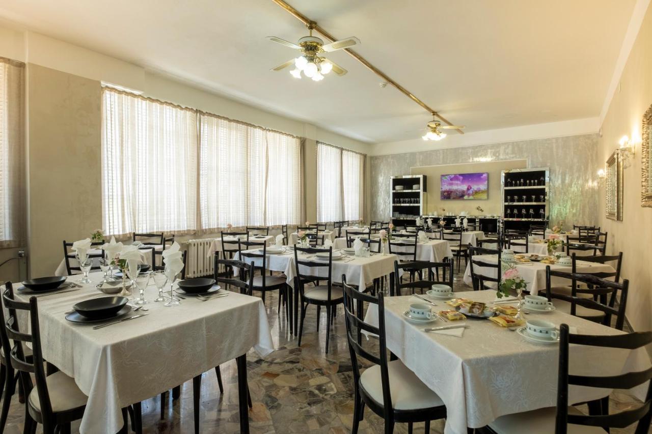 Hotel Giumer Rimini Eksteriør bilde